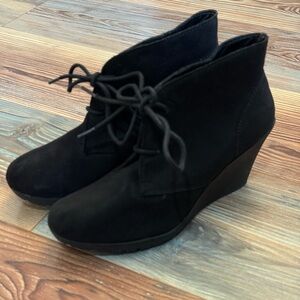 White Mountian 8.5 “Irma” Black Wedge Ankle Boots